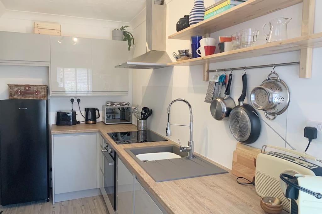 May Cottage - Heart Of Vibrant Village & 10 Mins Walk To Beach Milford on Sea Exterior foto
